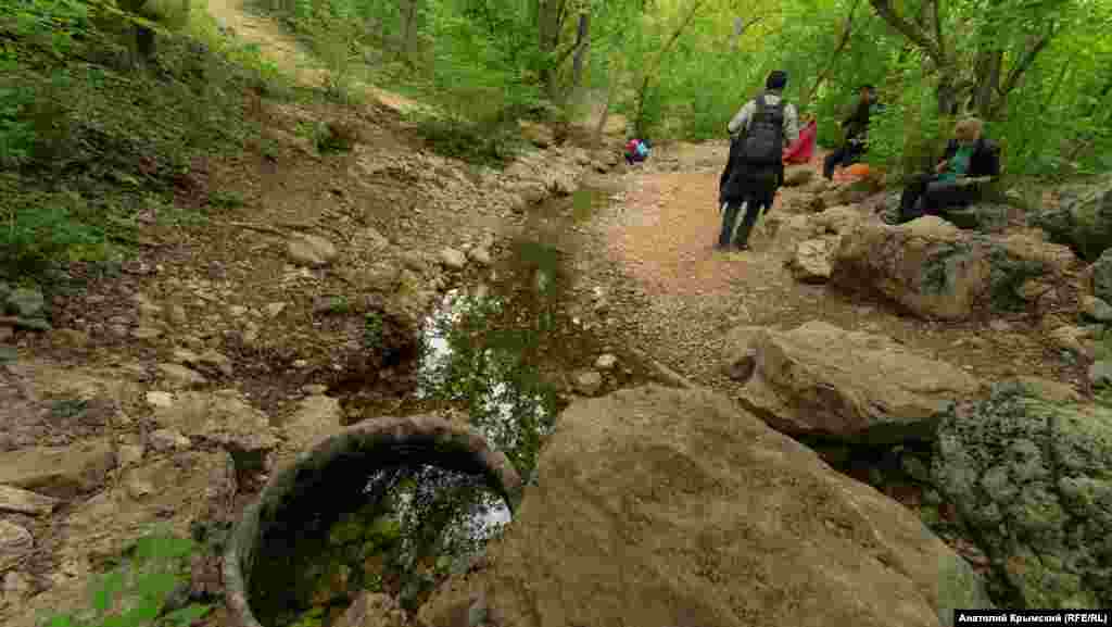У истоков реки Ени-Сала или Егерлык-Су – правого притока реки Ангара. Чуть выше над рекой в зарослях кустарника – вход в пещеру Ени-Сала 3
