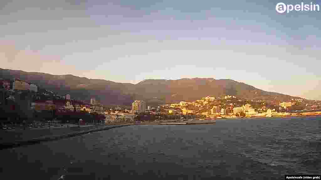 Это излюбленное горожанами место отдыха в Ялте сейчас практически безлюдно 