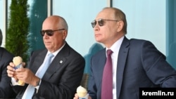 Владимир Путин и глава корпорации "Ростех" Сергей Чемезов, один из фигурантов расследования