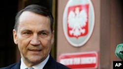 Радослав Сикорский подчеркнул, что Польша будет участвовать в «коалиции желающих», но не отправит войска в Украину