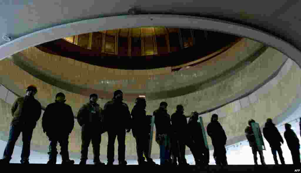 Активисты оппозиции охраняют Украинский дом.