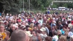 В Слов'янську величезні черги за гуманітарною допомогою В Слов'янську величезні черги за гуманітарною допомогою