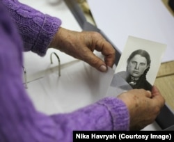 Галина Станиціна працює в київському архіві (фото надано Нікою Гавриш)