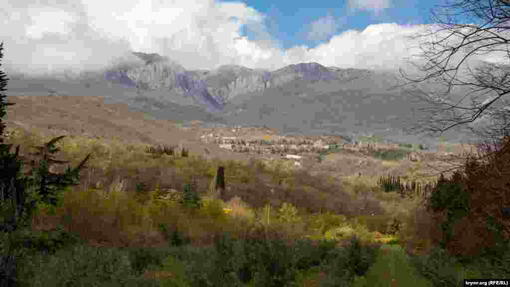 Река рождается там наверху, в глубине Бабуган-яйлы. В центре кадра – урочище Алигор