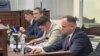 Олексій Чернишов (другий зліва) у залі суду, Київ, 27 червня 2025 року