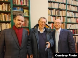 В день открытия мемориальной доски. Слева направо: Игнат Солженицын, Иван Толстой, Степан Солженицын. Магазин ИМКА-Пресс. 30 янв. 2025. Фото: Лилия Колоссимо.