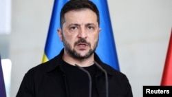 Президент наголосив, що юридично, та і фактично Україна робить все, що рекомендує Євросоюз, Єврокомісія, тому незрозумілими є будь-які закиди з угорського боку