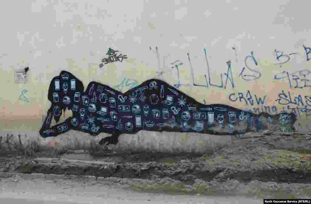 Довольно сексистская работа - "Женщины". По словам авторов, это третья работа из серии "Животные" (в первых двух: собака и кошка). Правда, потом художники оправдывались, мол, все люди - животные