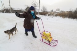 «Я буквально бачу Росію зі свого заднього двору», – каже ця жінка , яка представилась як Ніна Іванівна.