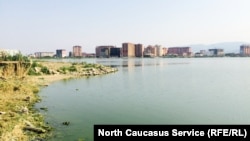 Вид на озеро Ак-Гель в Махачкале