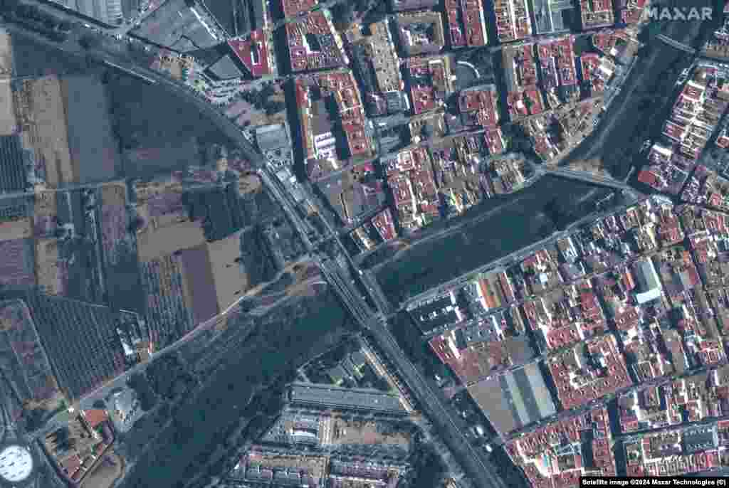 Дорога та міст у Пайпорті, Валенсія, Іспанія. 18 жовтня 2024 року. Праворуч – пошкоджена дорога та міст із затопленими полями в Пайпорті, знімок від 31 жовтня 2024 року