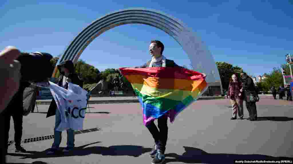 «Людина це людина, а веселка це веселка», – Олена, одна з організаторів акції