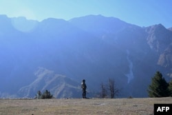 Индийский военный патрулирует территорию в восьми километрах от линии контроля, 14 октября 2020 года