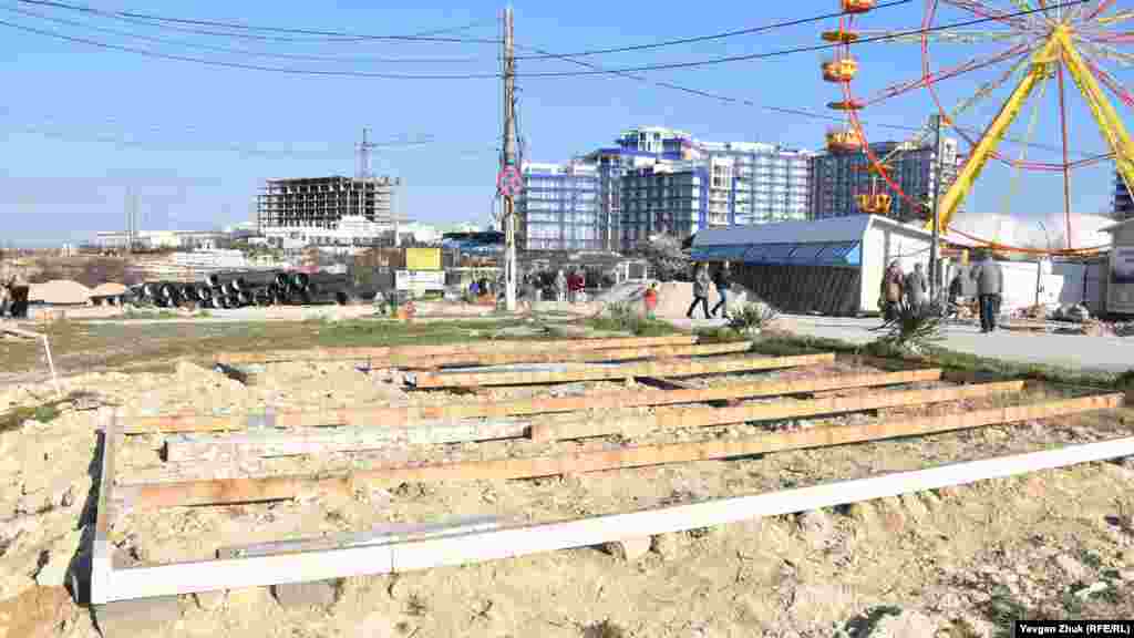 Остатки снесенного павильона 