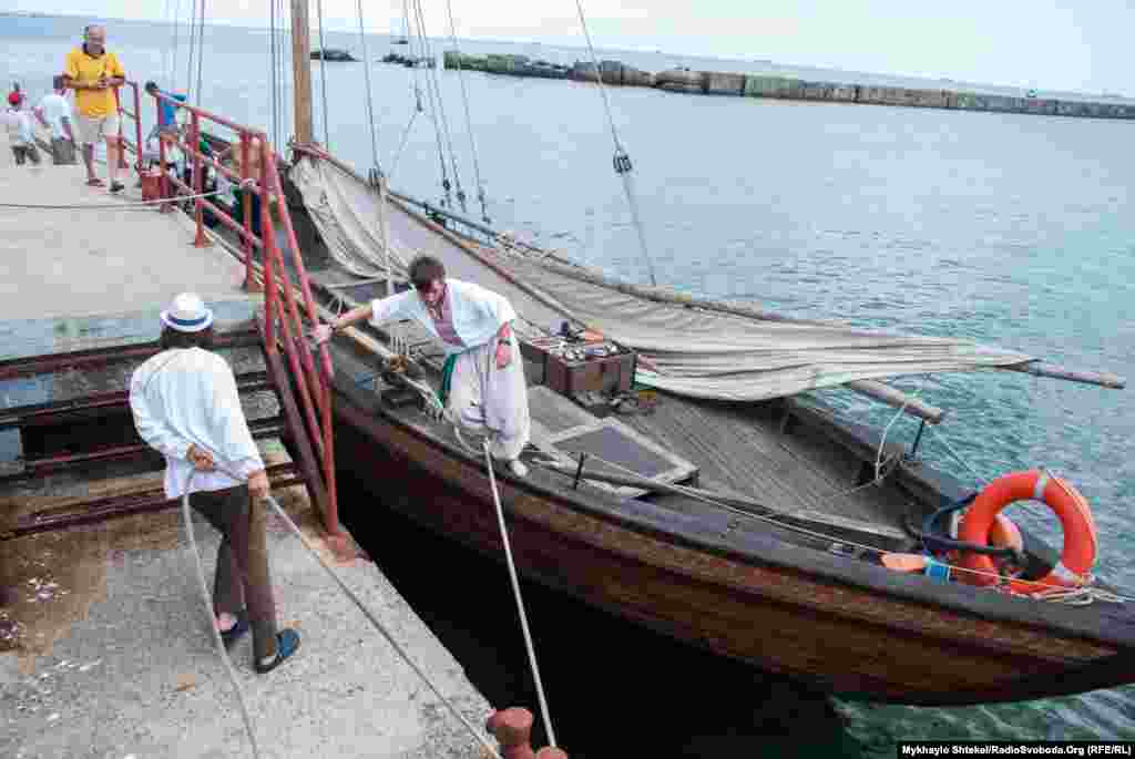 В Одессу приехало только пятеро членов экипажа во главе с капитаном Мироном Гуменецким. В целом на «Спасе» ходит около полусотни моряков. Регата началась с исполнения гимна и поднятия государственного флага на лодке «Спас»