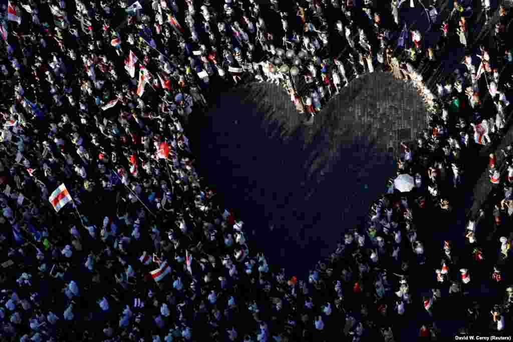 Ця світлина не з Білорусі, а з Чехії. У Празі 16 липня білоруси, які з певних причин проживають у Чехії, а не у рідній країні, та просто небайдужі люди вишикувались таким чином, що утворили сердце – на знак солідарності та підтримки протестувальникам у Білорусі