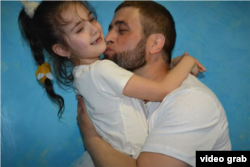 Первая встреча Сейрана Салиева з дочерью на свидании в колонии