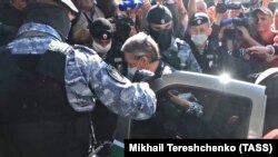 Михаил Ефремов перед очередным заседанием суда, 21 августа 2020 года