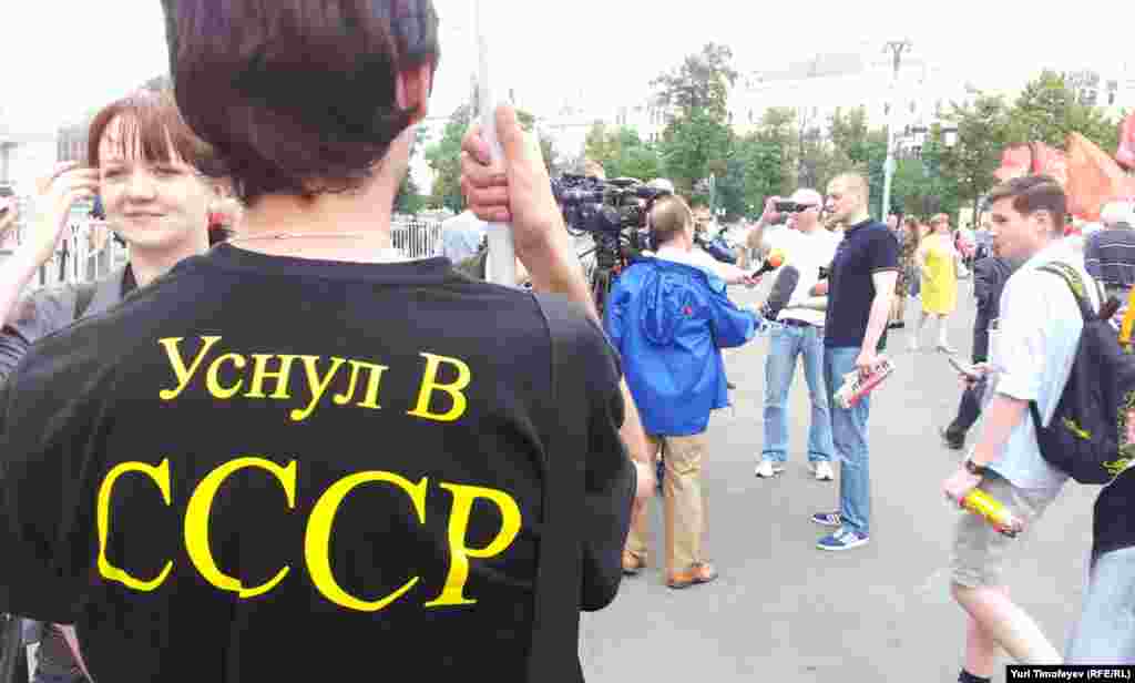 Сергей Удальцов (на заднем плане) собирается блокировать Думу в день рассмотрения протокола о присоединении России к Всемирной торговой организации. 