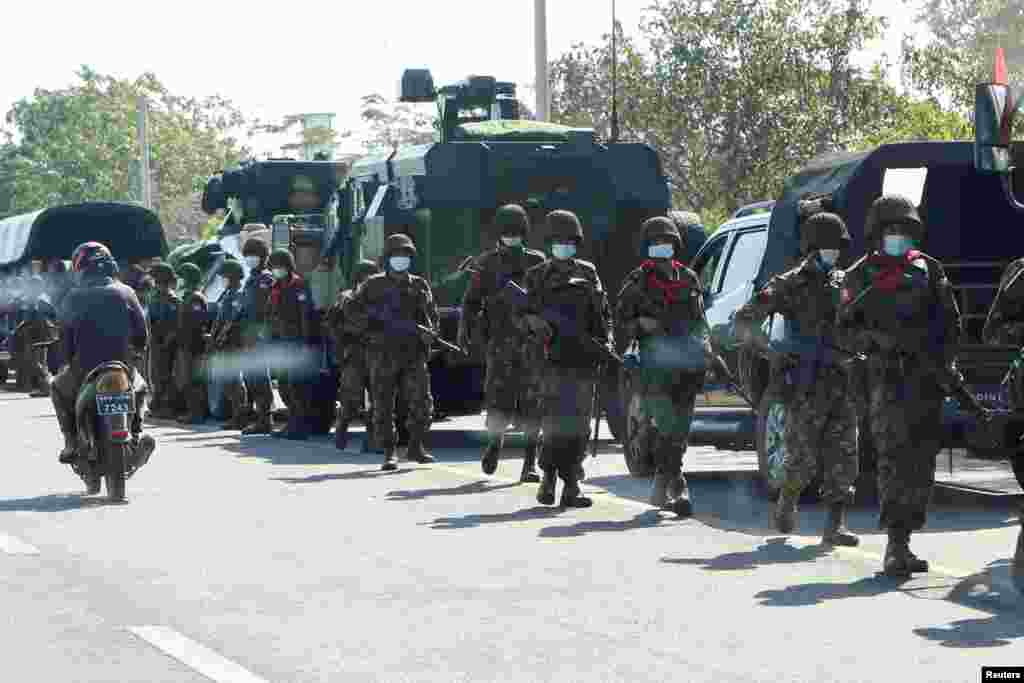Військові охороняють бронетехніку в Найп'їдо, М'янма, 15 лютого 2021 року