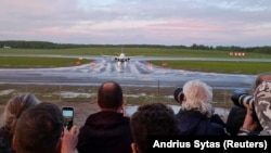 23 травня у столиці Білорусі Мінську приземлився літак авіакомпанії Ryanair, який летів із Афін до Вільнюса, через повідомлення про бомбу на борту. До летовища прибула саперна служба, однак вибухових пристроїв не виявила