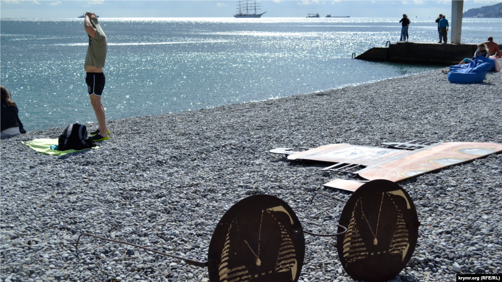 Свою территорию художники украсили стилизованными солнцезащитными очками, в которых «отражается» самый интересующий мужчин «пляжный объект»