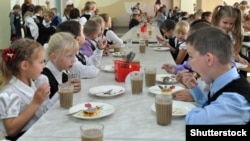 Школьная столовая, иллюстративное фото