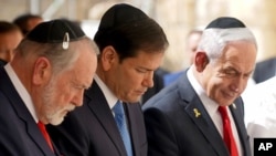 Марко Рубио (в центре) и Биньямин Нетаньяху (справа) у Стены плача в Иерусалиме, Израиль, 14 сентября 2025 года