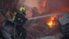 Рятувальники гасять вогонь після російського удару по Києву, 6 квітня 2025 року
