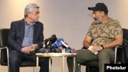 Встреча Сержа Саргсяна и Никола Пашиняна (справа) 22 апреля в гостинице "Мэриотт"