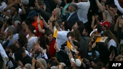 Ljudi slave nakon pojave bijelog dima iznad Sikstinske kapele, u Vatikanu 8. maja 2025.