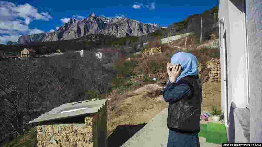 Несколько десятков крымских татар провели дуа в Кореизе в доме одного из арестованных – правозащитника Эмир-Усеина Куку.  На фотографии Мерьем Куку, жена Эмира-Усеина