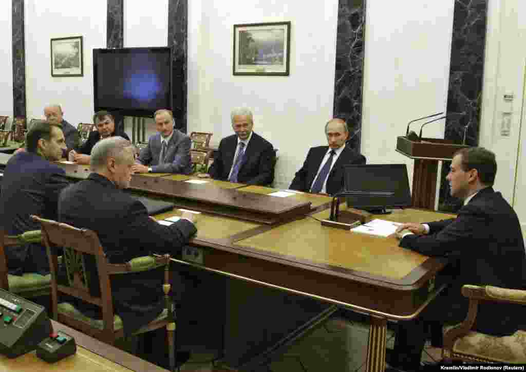 Президент России Дмитрий Медведев и премьер-министр Владимир Путин во время заседания Совета безопасности в Кремле 29 июня 2010 года. Тогда Москва отвергла, что в США раскрыли «шпионскую сеть»