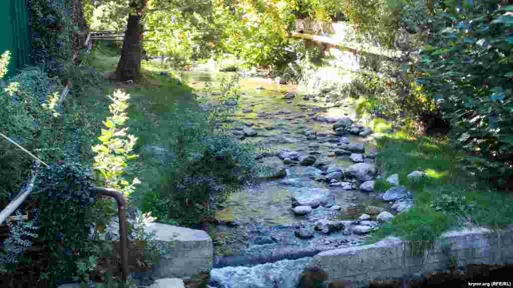 Чем выше по течению реки, тем более заметно, что русло не ремонтировали долгие годы, а вода постепенно размывает еще построенные при «советах» каскады на ней