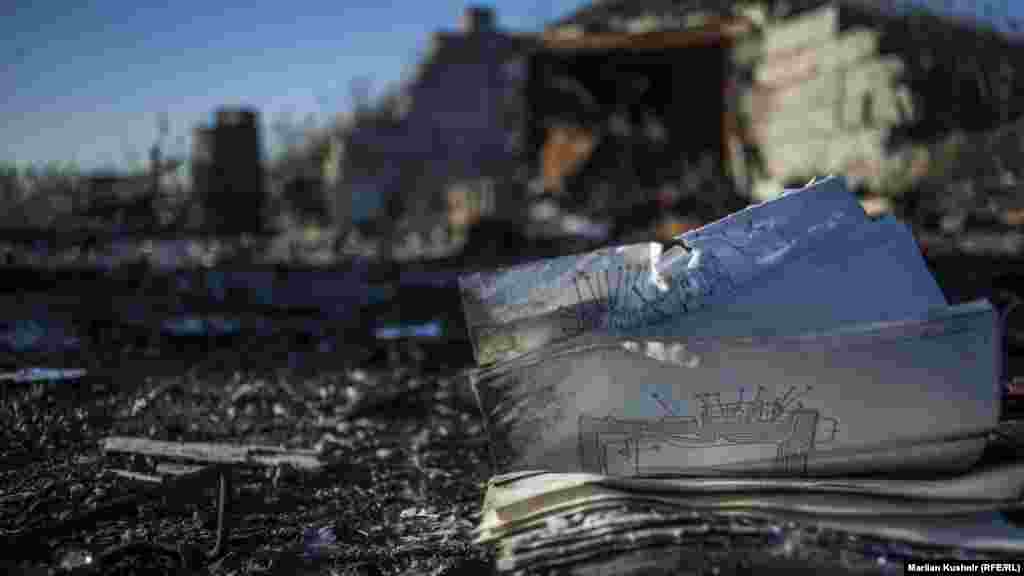 На місці, де встановили «трон» – антураж реальної розрухи війни. Перше враження – «що тут трапилося?» Втім, це і є завдання цього «трону» – бути там, де є війна