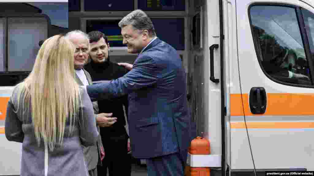 Літак з Геннадієм Афанасьєвим і Юрієм Солошенком приземлився у аеропорту «Бориспіль». Їх відразу повезли до лікарні. Київ, Україна, 14 червня 2016 року