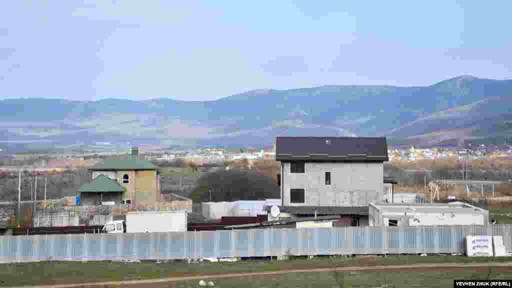 На окраине Тылового строятся новые дома. Вдали – село Орлиное 