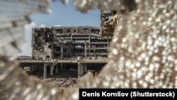 Руїни Міжнародного аеропорту «Донецьк» імені Сергія Прокоф'єва після боїв українських військових із російсько-сепаратистськими силами