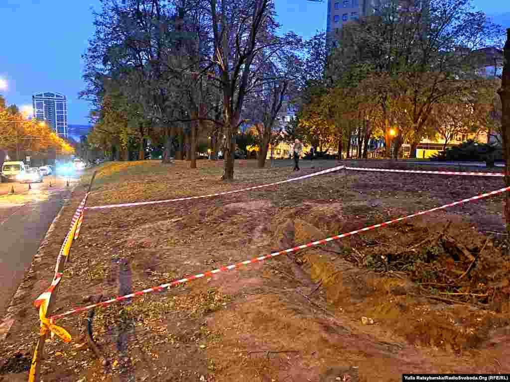 Поблизу лікарні – 5-метрова вирва. Її огородили