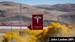 Торговий знак фабрики Tesla у місті Спаркс, штат Невада (фото ілюстративне)