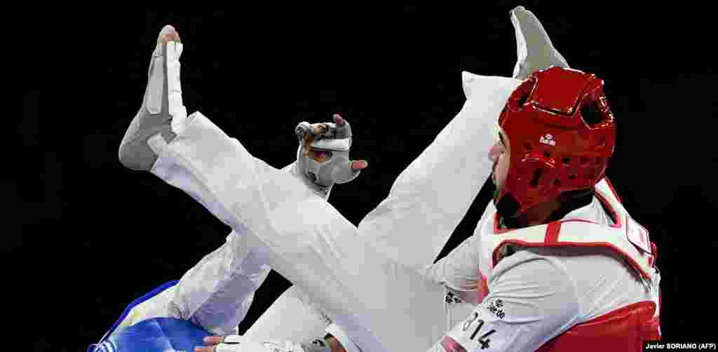 Сейду Гбане (в синьому) з Кот-д'Івуару і Деян Георгієвскі (червоний) з Північної Македонії змагаються в чвертьфінальному поєдинку з тхеквондо серед чоловіків у ваговій категорії до 80 кг. Токіо, 27 липня 2021 року