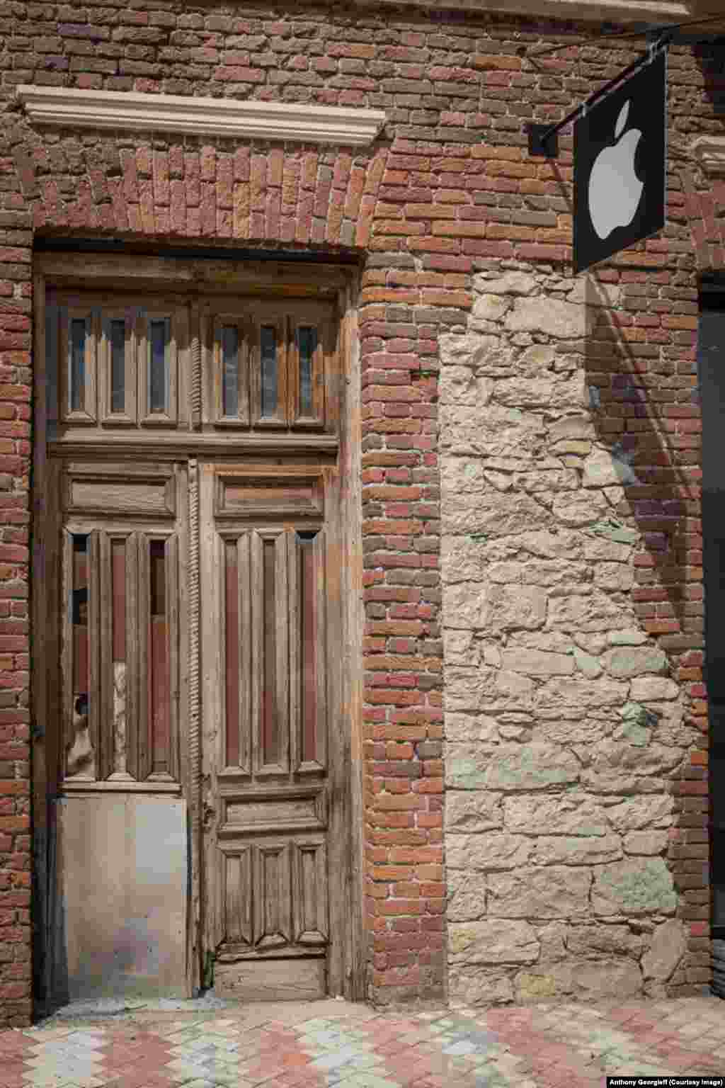 Сухуми. В этом здании находится местный дилер Apple.  