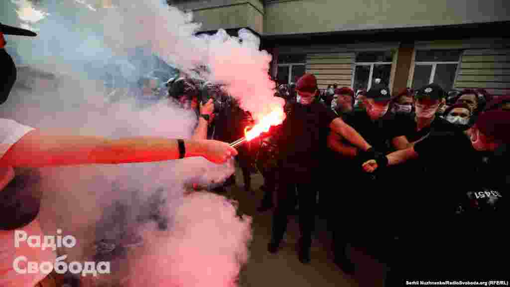 Перше засідання у справі активіста Сергія Стерненка відбулося 12 червня, і супровождувалося сутичками під будівлею суду