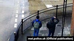 "Туристы" Петров и Боширов на Fisherton Street в Солсбери в 13.08 4 марта 2018 года