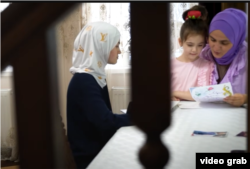 Мумине Салиева с дочерьми Самия и Сафие читают письма Сейрана из колонии