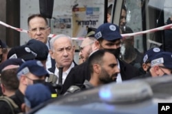 Премьер-министр Израиля Биньямин Нетаньяху посещает место теракта, устроенного на автобусной остановке в Иерусалиме двумя палестинскими боевиками, в результате которого шесть израильтян погибли и еще несколько получили ранения. 8 сентября 2025 года