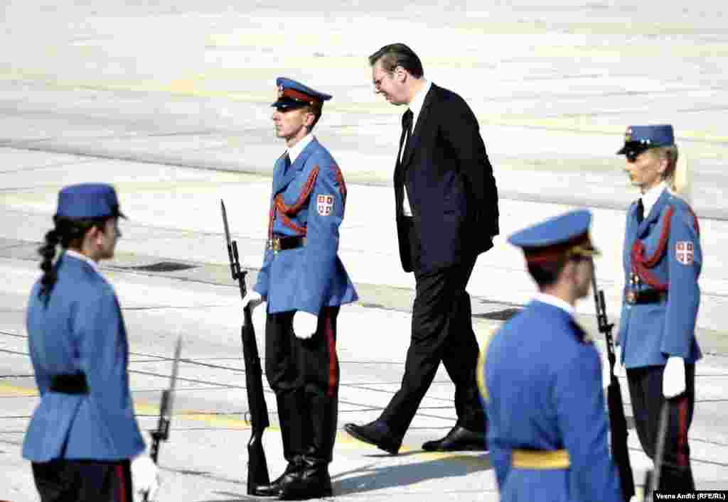 Predsednik Srbije Aleksandar Vučić čeka ruskog premijera na aerodromu u Batajnici