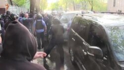 Машину з Добкіним закидали камінням у Харкові (відео) Машину з Добкіним закидали камінням у Харкові (відео)