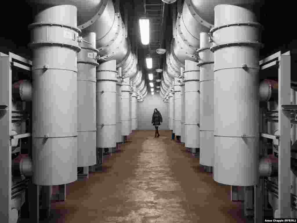 Повітряні фільтри всередині празької OSM, які будуть активовані у випадку, якщо зовнішня атмосфера буде забруднена радіоактивним пилом або якщо Прага буде вражена біологічною чи хімічною зброєю. Деякі відомості про OSM залишаються секретними. Міська транспортна компанія Праги попросила Радіо Свобода не вказувати станцію метро, ​​де були зроблені ці зображення &nbsp;