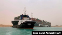 Контейнеровоз "Эвер Гивен" на мели в Суэцком канале, 24 марта 2021 года
